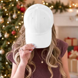 mockup casquette de baseball tenue en main de noël