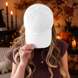 mockup casquette de baseball tenue en main d’halloween